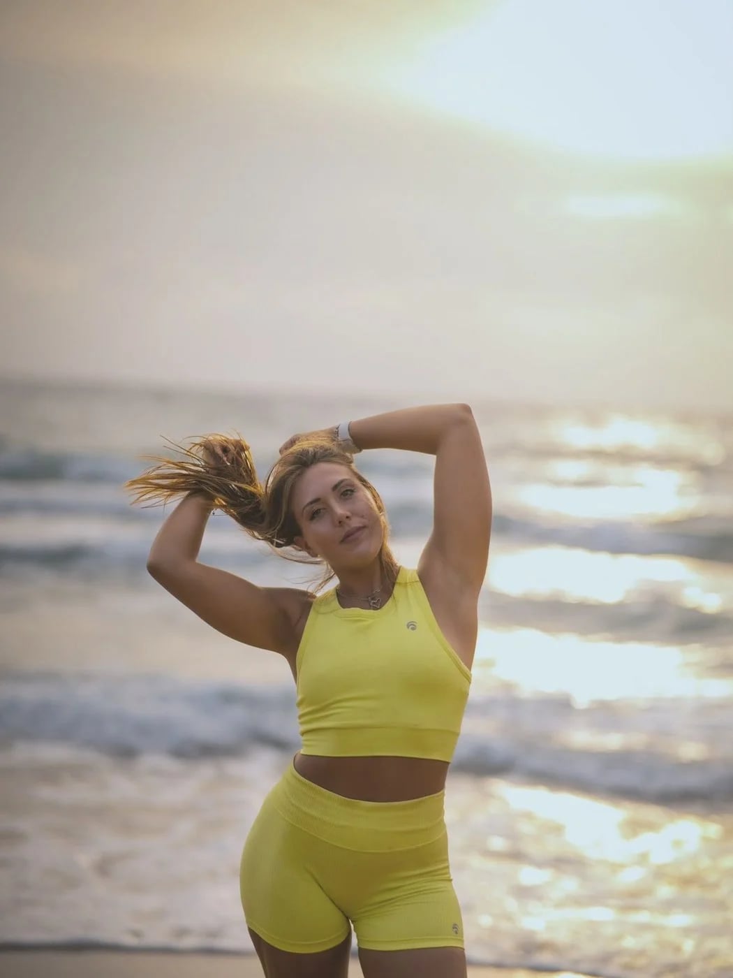 Giulia seduta su una spiaggia al tramonto
